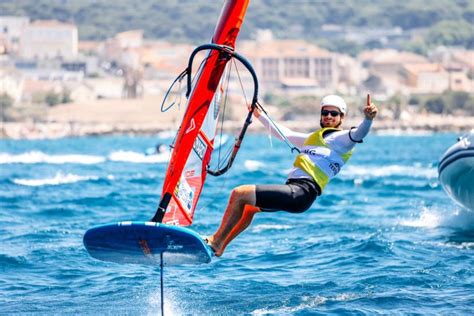 Nicolas Goyard commence par une victoire en planche iQfoil